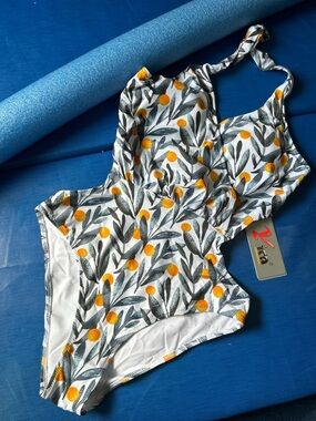 Yira print one piece with open back swimsuit bathing suit size L